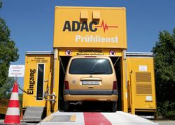 Der mobile ADAC-Prüftruck im Einsatz bei einem Fahrzeug-Check. Bild: Eibner Pressefoto